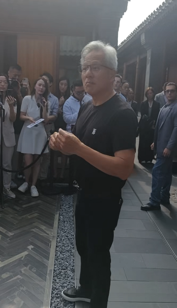 创盈中心 黄仁勋：小米或比亚迪未来推出机器人产品，我也不会意外
