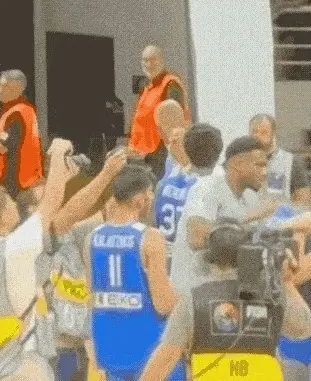 红和古 队内霸凌？字母哥希腊男篮训练期间暴击队友后脑勺